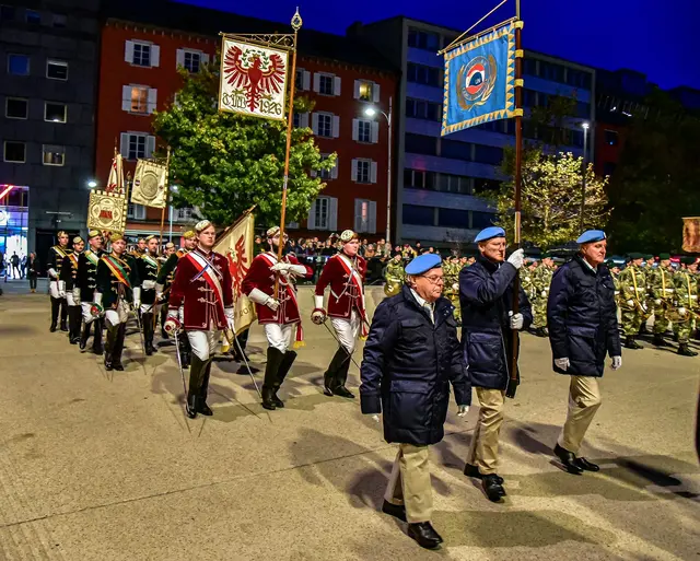 Einmarsch der Formationen zum Landhausplatz | Foto: @C-MilKdoTirol/Raggl