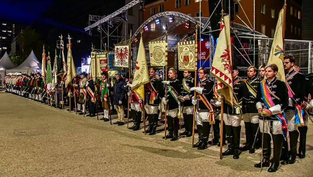 Aufstellung aller Formationen erfolgt - mittig erkennbar die VÖP Standarte | Foto: @C-MilKdoTirol/Raggl