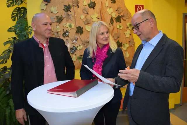 Die Europagemeinderäte Andreas Vondrak und Uwe Kreiner haben schon einige Fragen an die EU Abgeordnete vorbereitet | Foto: Josef Strohmeier