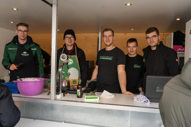 Die Jungbauern haben ausreichlich mit ihren leckeren Pulled Pork Burgern & Kartofellspiralen für den Hunger gesorgt. | Foto: Marco Huber/zema-medien.de