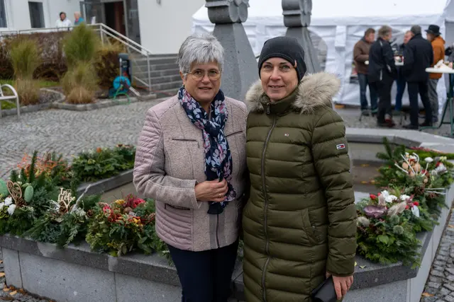 Die Goldhauben, Doris & Manuela haben die wunderschönen Steckkränze selber gemacht & organisiert. | Foto: Marco Huber/zema-medien.de