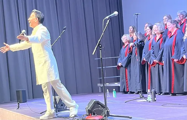 Georg Weilguny und sein Chor begeisterten die Besucher.     | Foto: KK