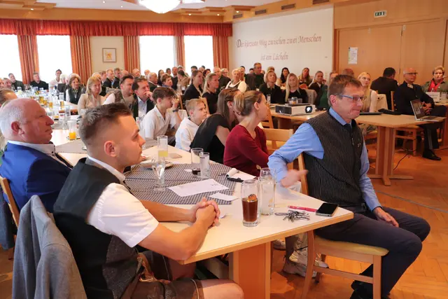 Gut besucht war die Gemeindeversammlung, die traditionell in Sankt Bartholomä am Nationalfeiertag stattfindet.  | Foto: Edith Ertl