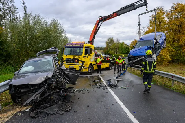 Das Auto des älteren Ehepaares wurde gegen die Leitplanke gepresst. | Foto: TEAM FOTOKERSCHI / WERNER KERSCHBAUMMAYR UND DANIEL NEULINGERNeuhofen an der Krems: 26.10. 10:45 – 12:20 Feuerwehr Sankt Marien bei Neuhofen: 26.10. 10:45 – 13:13 Feuerwehr Bezirk Linz-Land: 2