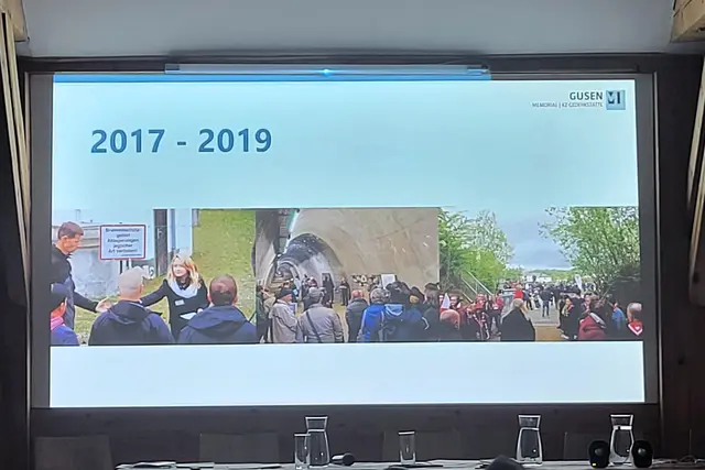 Immer öfter und immer zahlreicher wollen hunderte Besucher die Geschichte der Stollen erfahren und bei Rundgängen persönliche Impressionen sammeln. | Foto: Eckhart Herbe/Bilder Präsentation (C) Gusen Memorial