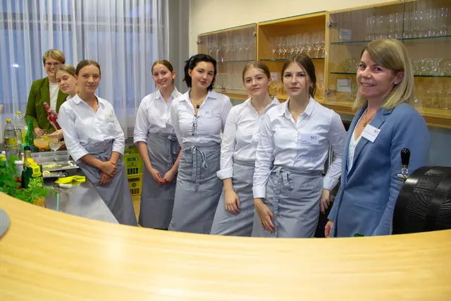 Ein Teil des Service-Teams mit ihren Lehrerinnen Barbara Ecker, BEd, (ganz links) und Julia Liedl, BEd (rechts) | Foto: Mag. Johanna Kirmann
