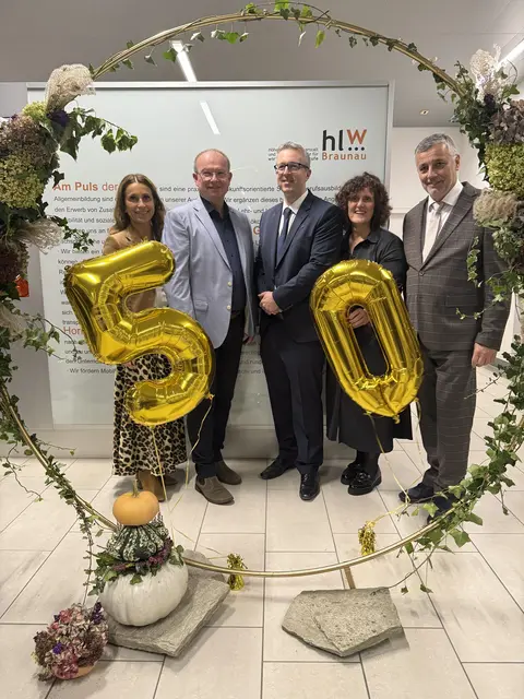 Einige der Ehrengäste (v.li.): SQMin Eva Panholzer, MA, die Leiterin der Bildungsregion Innviertel, Braunaus Bürgermeister Mag. Johannes Waidbacher, Mag. Stefan Plasser, der aktuelle (provisorische) HLW-Schulleiter, HLW-Fachvorständin OSR FOL Dipl.-Päd.in Elfriede Maier und Bildungsdirektor HR Dr. Alfred Klampfer 
