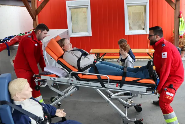 Zum Schutz ist die "Verletzte" fixiert | Foto: Gerhard Langmann