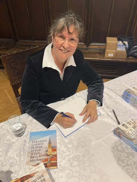 Buchautorin Dr. Maria-Andrea Riedler beim Signieren ihres Werkes.  | Foto: Wolfgang Ilkerl