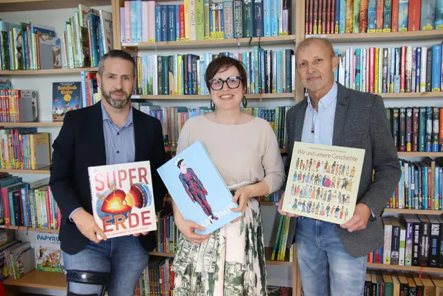 Büchereileiterin Evelyne Schrantz durfte zur Wiedereröffnung auch Vizebürgermeister Michael Weingrill (links) und Bürgermeister Johann Trinkl begrüßen. | Foto: Martin Wurglits
