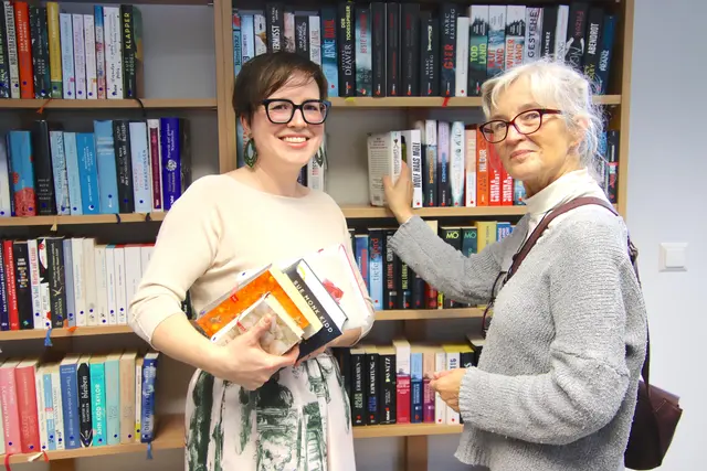 Rund 2.000 Bücher können bei Evelyne Schrantz (links) und Monika Arnolds in der Heiligenbrunner Bibliothek entliehen werden, die nach dem Umbau wiedereröffnet wurde. | Foto: Martin Wurglits
