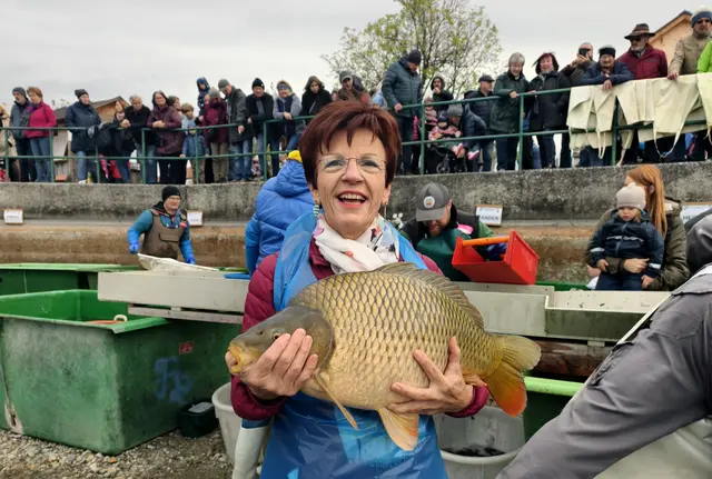 Eveline Karner mit Karpfen. | Foto: Christian Nowotny
