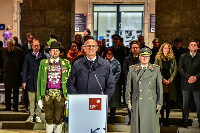 LH Mattle bei seiner Festansprache (m) flankiert von Landeskommandant HR Saurer (li) Militärkommandant von Tirol Brigadier Mag.(FH) Gstrein - dahinter Angehörige der Tiroler Landesregierung | Foto: @C-MilKdoTirol/Raggl
