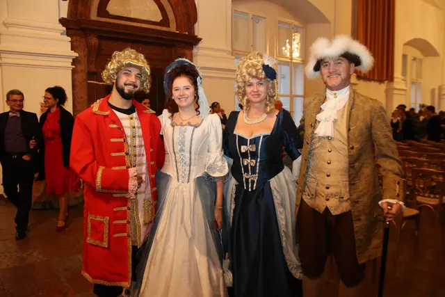 Barockfest im historischen Carabinierisaal: Fredi, Laura, Mary und Alex erschienen zur Aufführung von "L'Orfeo" in historischen Kostümen. | Foto: Wolfgang Schweighofer