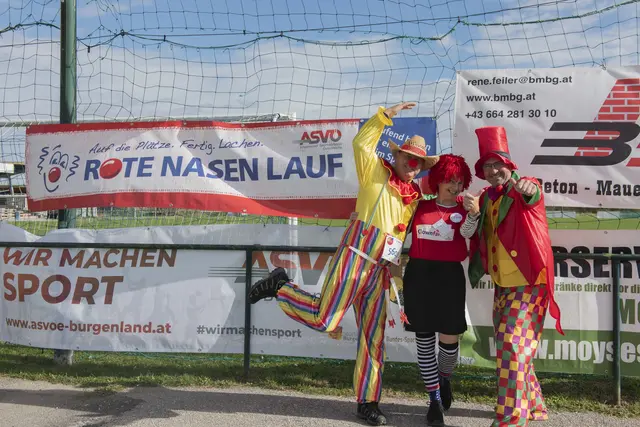 Auch vor Ort sorgten die Clowns für ausgelassene Stimmung und nötige Motivation.  | Foto: Sophia Braun