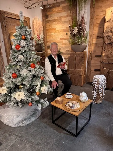 Manfred Tisal liest Weihnachtsgeschichten für die Sendung. | Foto: History &amp; Style