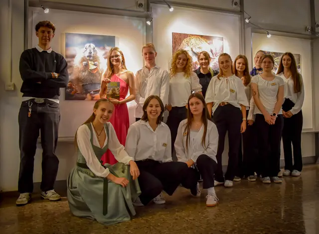 Das Team der 4 HLD plante und organisierte die Ausstellungseröffnung im Fach „Eventmanagement“.       Foto: Emina Peter