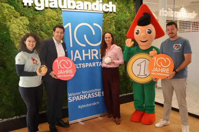 Karin Rettenbacher (Leiterin Marketing, VDir. Christian Spitzer, Marion Kraus (Leiterin Retail), Sparefroh, Martin Haas (Filialleiter Kundenzentrum) | Foto: Schauer