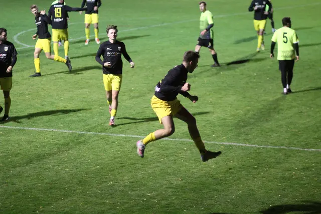 Jubel von Oliver Schinagl nach dem 4:4 Ausgleich. | Foto: arbes