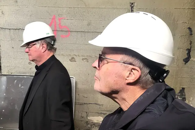 Auch Bischof Manfred Scheuer und "Papa Gruber"-Biograf Christoph Freudenthaler sind regelmäßige Besucher. | Foto: Eckhart Herbe/Bilder Präsentation (C) Gusen Memorial