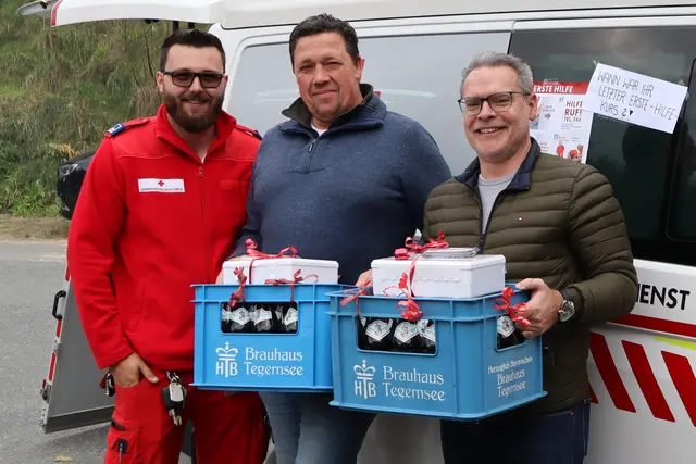 Philipp Schrempf-Güttinger, Herbert Jauk, Jürgen Kovacic freuen sich über das frisch eingelassene Geländer | Foto: Gerhard Langmann