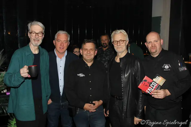 Mitglied Falcos Originalband Peter Paul Skrepek, Michael Lammerhuber, Geschäftsführer der Kultur Region NÖ, Gerhard Gutscher, Betreiber der"Vienna Sound-Vienna Light" Studios, Bandleader Thomas Rabitsch und Küchenchef und Obmann der Bühnenwirte Roland Mayer freuen sich über die gelungene Zusammenarbeit in der Studio Lounge.