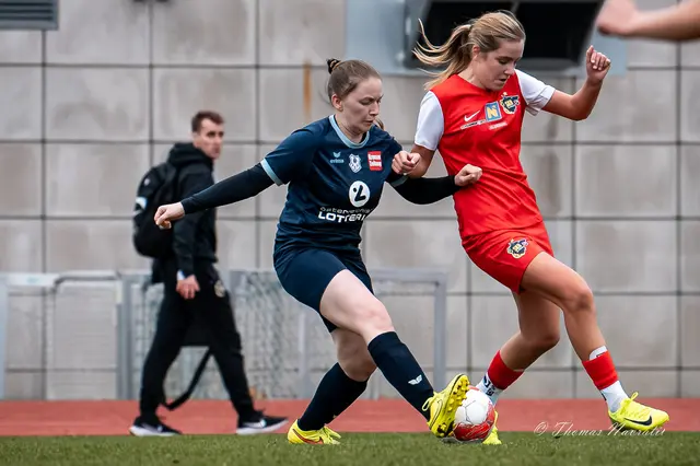 Konzentriert im Defensivduell – Barbara Gall (in Blau) gegen eine Spielerin des SKN St. Pölten 1c | Foto: Thomas Navratil