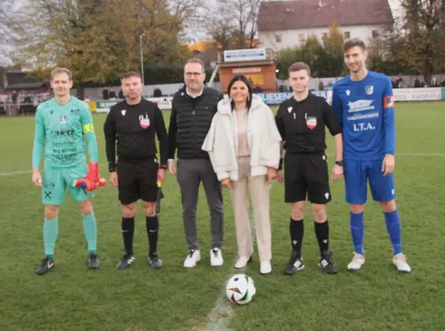 Licht LOIDL übernahm die Patronanz des Spiels und Edeltraud Loidl machte den Ankick. | Foto: Peter Seper
