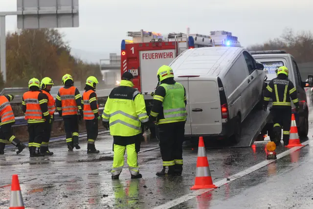 Der verunfallte Kleintransporter musste abgeschleppt werden. | Foto: laumat/Matthias Lauber