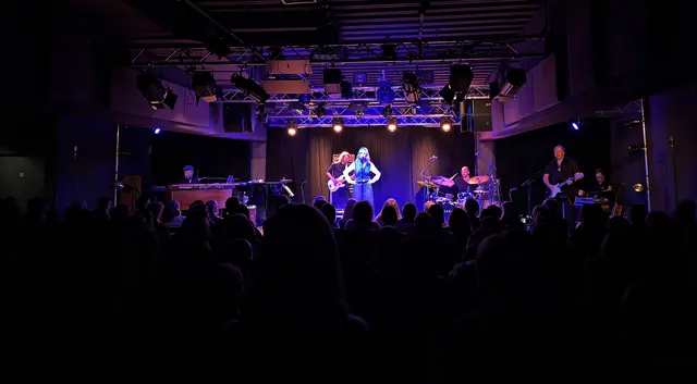 Rebekka Bakken mit Band sorgte bereits im Vorfeld für eine ausverkaufte Stadtbühne. v. l. n. r.: Jørn Øien (Keys), Even Ormestad (Bass), Rebekka Bakken (Gesang), Børre Flyen (Schlagzeug) und Tommy Kristiansen (Gitarre).