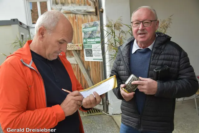 Bürgermeister ÖkR Hans Peter Zaunschirm mit dem Glas zum schätzen.  | Foto: Gerald Dreisieber