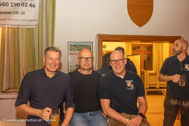 Franz F. (Reservist), BM Thomas Schwab und Christian M. unterhielten sich vor der Wein- und Bierausschank (vlnr). | Foto: www.cine-motion.at / Ivanek