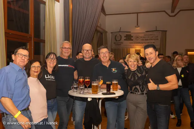 Eine lustige Runde mit Bürgermeister Thomas Schwab, OBI Karl Hentschl mit Judith und Christian Lackinger. | Foto: www.cine-motion.at / Ivanek