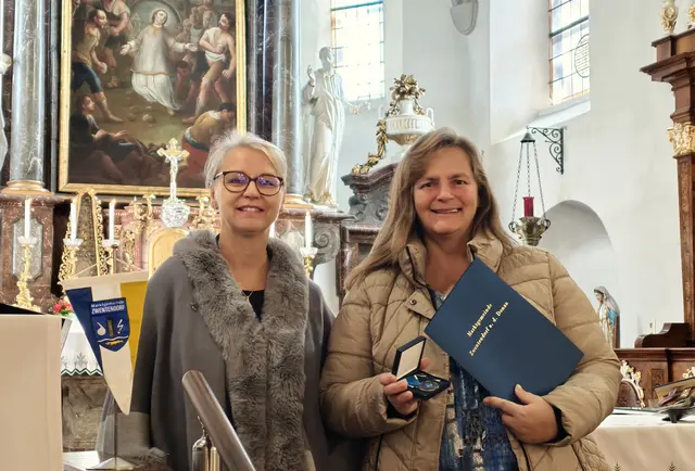 Bürgermeisterin Marion Török ehrte auch Sylvia Hauber. | Foto: Christian Nowotny