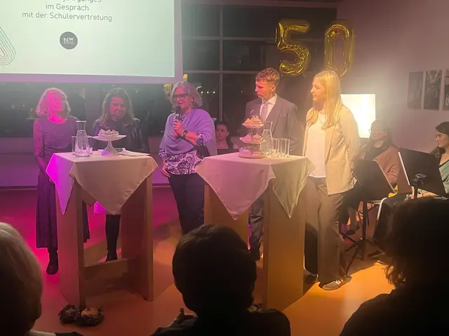 Bei einer Talkrunde unter dem Motto „Wie die Zeit vergeht“ plauderte Moderatorin Mag. Karin Kritzinger mit den Absolventinnen des Maturajahrganges 1980 Johanna Weibold, Herta Dafner und Dr.in Sonja Steckbauer sowie Schulsprecher Leon Heldenberger (2A) und seine Stellvertreterin Emilia Wimmer (4B) | Foto: Mag. Johanna Kirmann