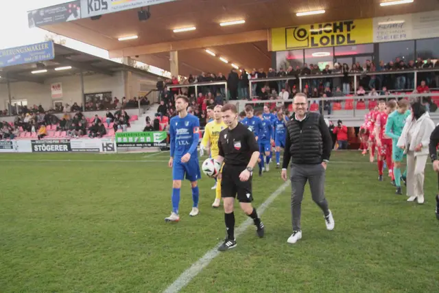 Obmann Mario Windhofer führt die Mannschaften aufs Spielfeld. | Foto: Peter Seper