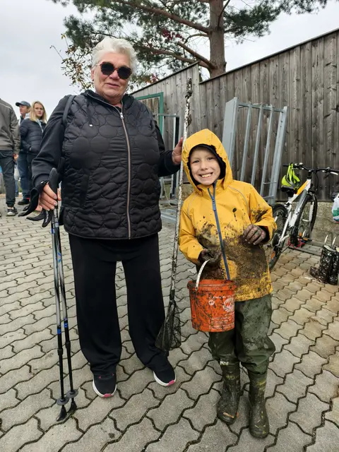 Eva Nechvile mit Colin Lemel. Wie bekomme ich ihn nur wieder sauber? | Foto: Christian Nowotny