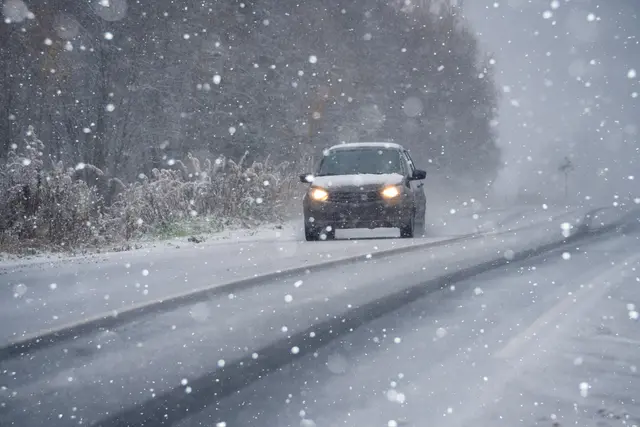 Der 23-Jährige war mit Sommerreifen unterwegs und kam bei einsetzendem Schneefall von der Straße ab. | Foto: Symbolbild Adobe Stock/scharfsinn86