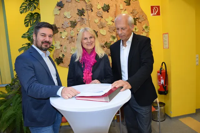 Bgm.Bernd Hermann und Vizebgm. Robert Sackl erörtern die Projekte in der Marktgemeinde  | Foto: Josef Strohmeier