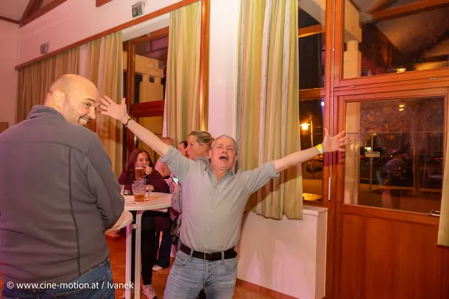 Reini aus Gramatneusiedl geht so richtig ab beim "I wü wieda hoam". | Foto: www.cine-motion.at / Ivanek