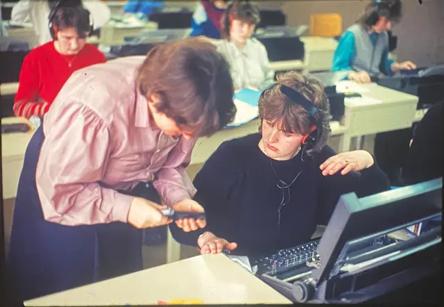 HLW-Lehrerin Inge Fink im Unterricht anno dazumal, aber stets am Stand der Technik | Foto: Josef Kogler