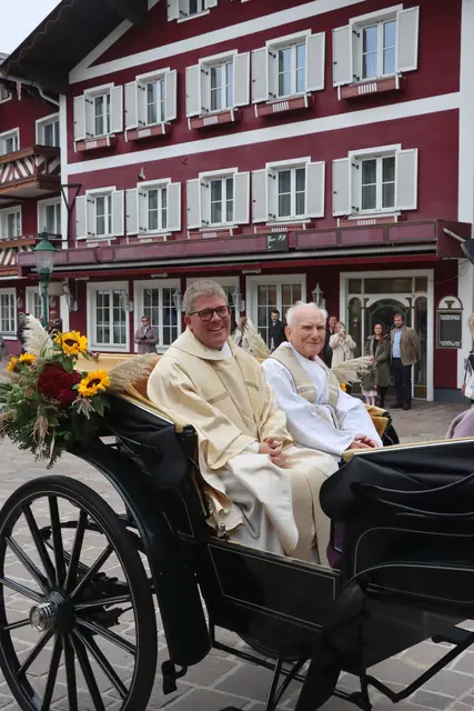 P. Virgil und P. Rupert in der Ehrenkutsche. | Foto: PGR Abtenau