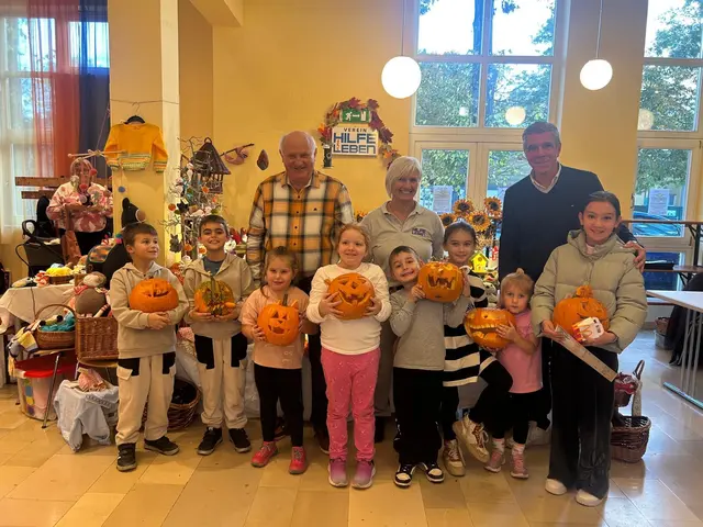 Die Kinder mit den prämierten Kürbissen und BGM Ernst Wendl, Obfrau Verein „Hilfe fürs Leben“ Margit Binder und Obmannstellv. Josef Spazierer. | Foto: Gemeinde Himberg