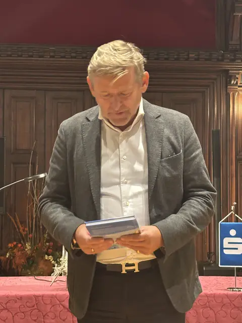 "Damit wird Geschichte lebhaft!" Sparkassen-Vorstand Mag. Armand A. Drobesch bei seinen einleitenden Worten.  | Foto: Wolfgang Ilkerl