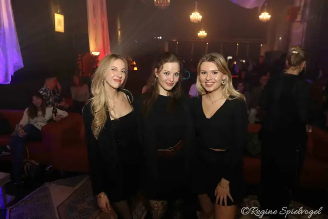 Die jungen Gesangstalente Chiara Alina, Laura Del Fiore und Hannah wurden von der Privatstiftung "Falco goes school" entdeckt und gefördert. An diesem Abend waren sie besonders aufgeregt. Es war ihr erster Auftritt vor Publikum. Diesen haben sie mit Bravour gemeistert.