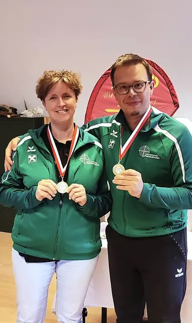 Bei den Luftpistolen-Schützen überraschten Natascha Sary (Senioren 1) und Roland Raab (Männer) mit einer Goldmedaille. | Foto: Schützenverein Pabneukirchen