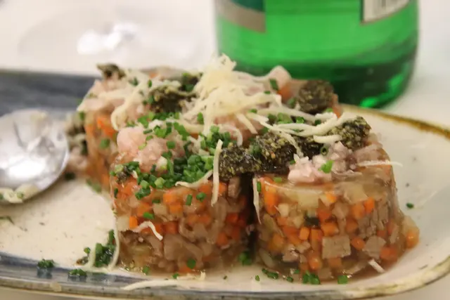 Das Sülzchen vom Moorochsen-Tafelspitz kam mit einer Schalotten-Vinaigrette auf den Tisch. | Foto: Martin Wurglits