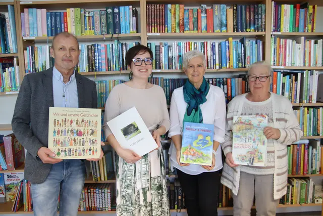 Die neue Büchereileiterin Evelyne Schrantz (2. von links) mit Bürgermeister Johann Trinkl und Vertreterinnen des Bibliothekenverbands. | Foto: Martin Wurglits