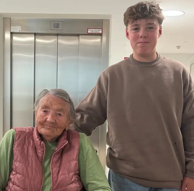 Raphael mit seiner Uroma Josefa, die 101 Jahre alt ist.  | Foto: Privat