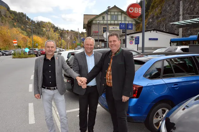 Gemeinsamer Schulterschluss zur Verbesserung der Parkplatzsituation am Bahnhof Imst-Pitztal: Bgm. Richard Bartl (Obmann Planungsverband Imst), Bgm. Stefan Weirather und Bgm. Josef Knabl (Obmann Planungsverband Pitztal). | Foto: Stadt Imst/Kolp